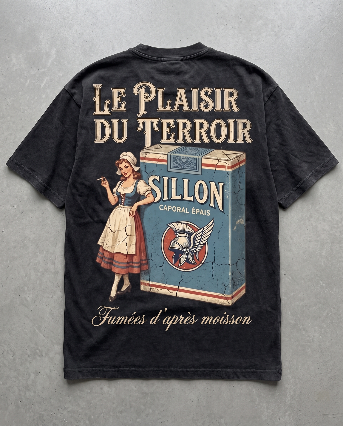 Tee lourd « Le Plaisir du Terroir » — noir délavé — flatlay dos béton ciré