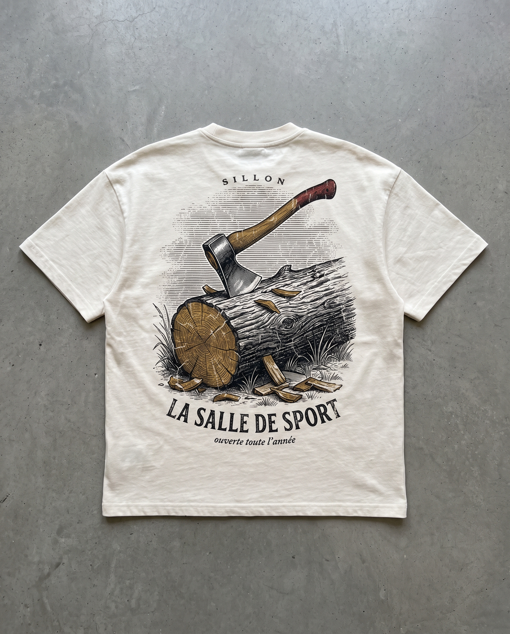 Tee lourd « La Salle de Sport » — écru — flatlay dos béton ciré