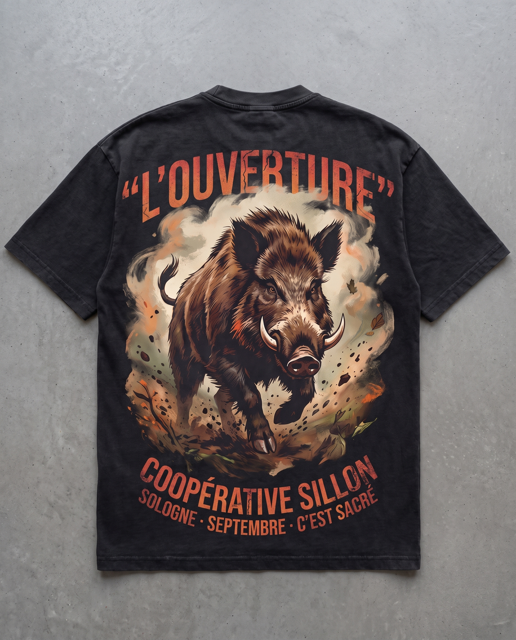 Tee lourd « L'Ouverture » — noir délavé — flatlay dos béton ciré