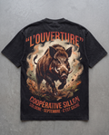 Tee lourd « L'Ouverture » — noir délavé — flatlay dos béton ciré