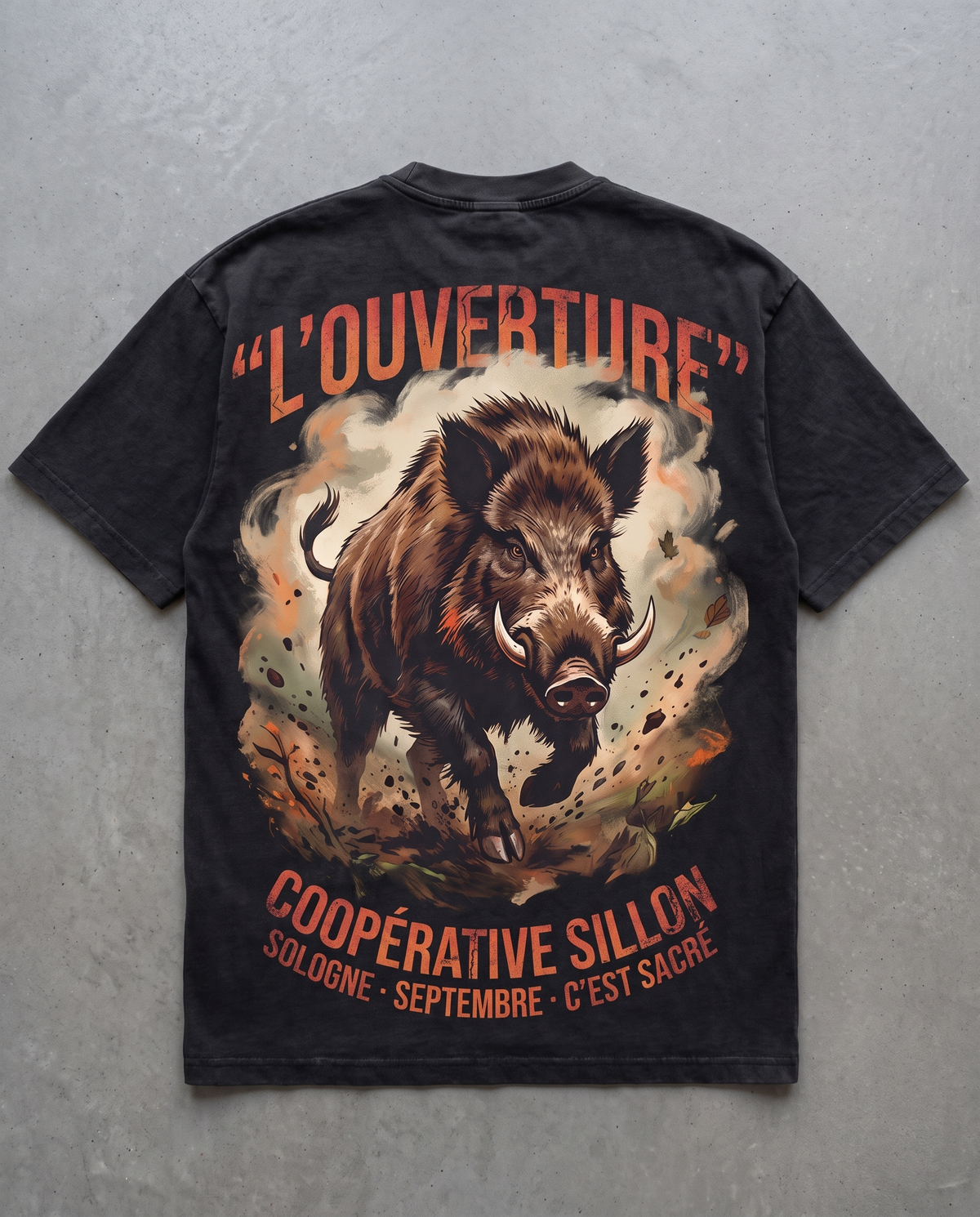 Tee lourd « L'Ouverture » — noir délavé — flatlay dos béton ciré