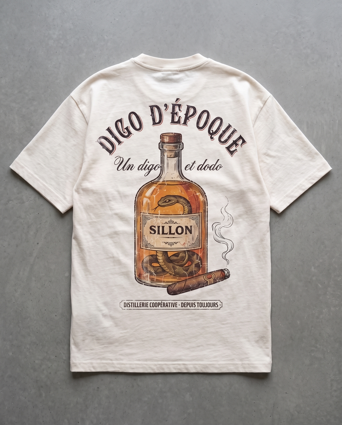 Tee lourd « Digo d'époque » — écru — flatlay dos béton ciré