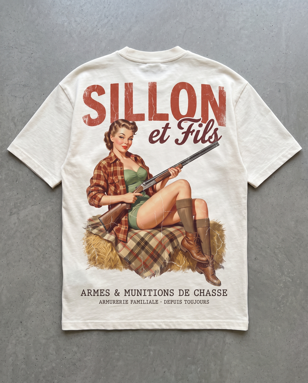 Tee lourd « Sillon & Fils » — écru — flatlay dos béton ciré