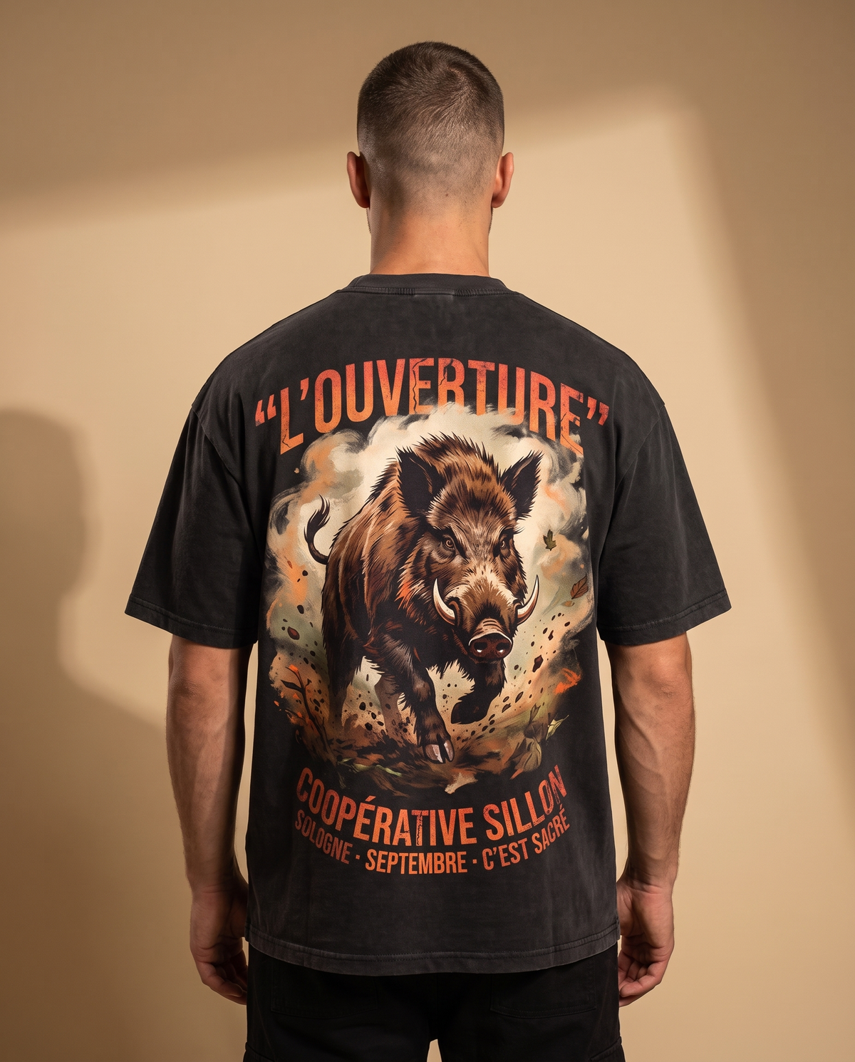 Tee lourd « L'Ouverture » — noir délavé — porté homme de dos