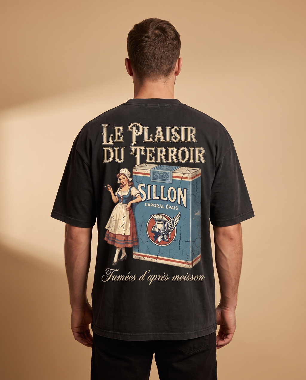 Tee lourd « Le Plaisir du Terroir » — noir délavé — porté homme de dos