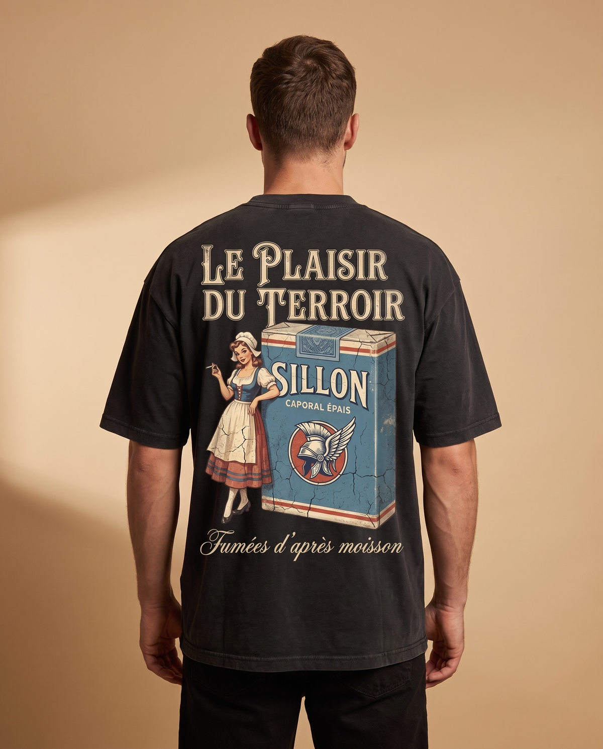 Tee lourd « Le Plaisir du Terroir » — noir délavé — porté homme de dos