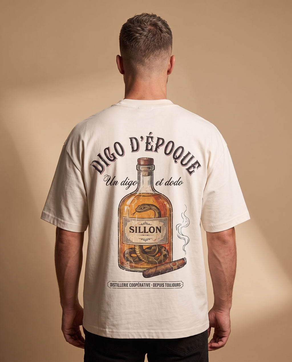 Tee lourd « Digo d'époque » — écru — porté homme de dos