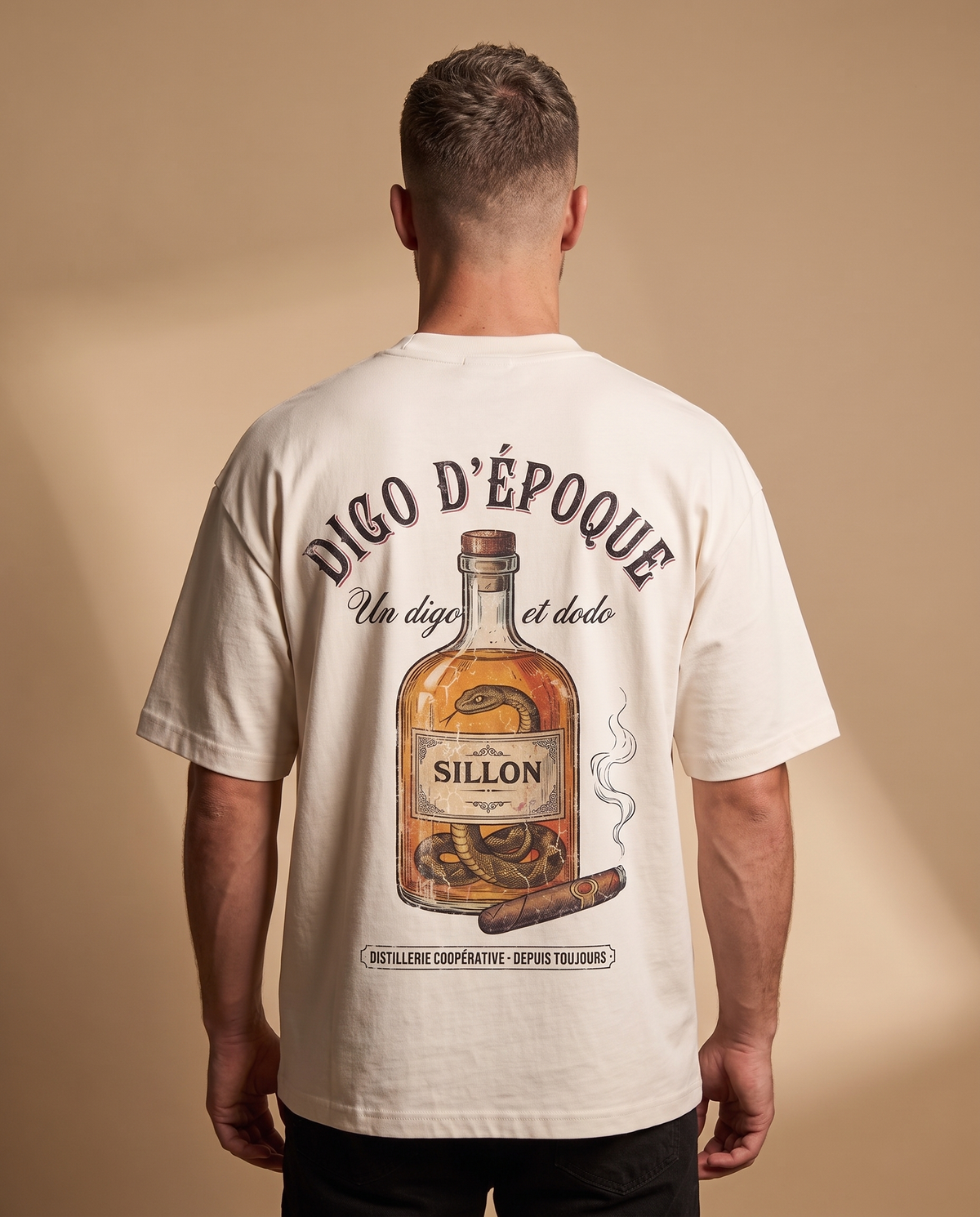 Tee lourd « Digo d'époque » — écru — porté homme de dos