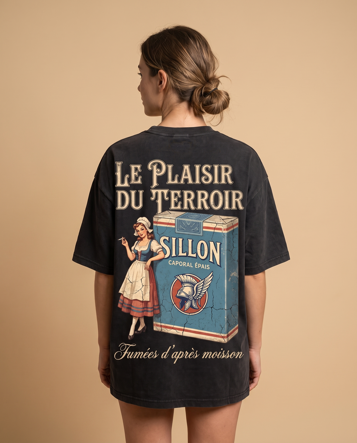 Tee lourd « Le Plaisir du Terroir » — noir délavé — porté femme de dos