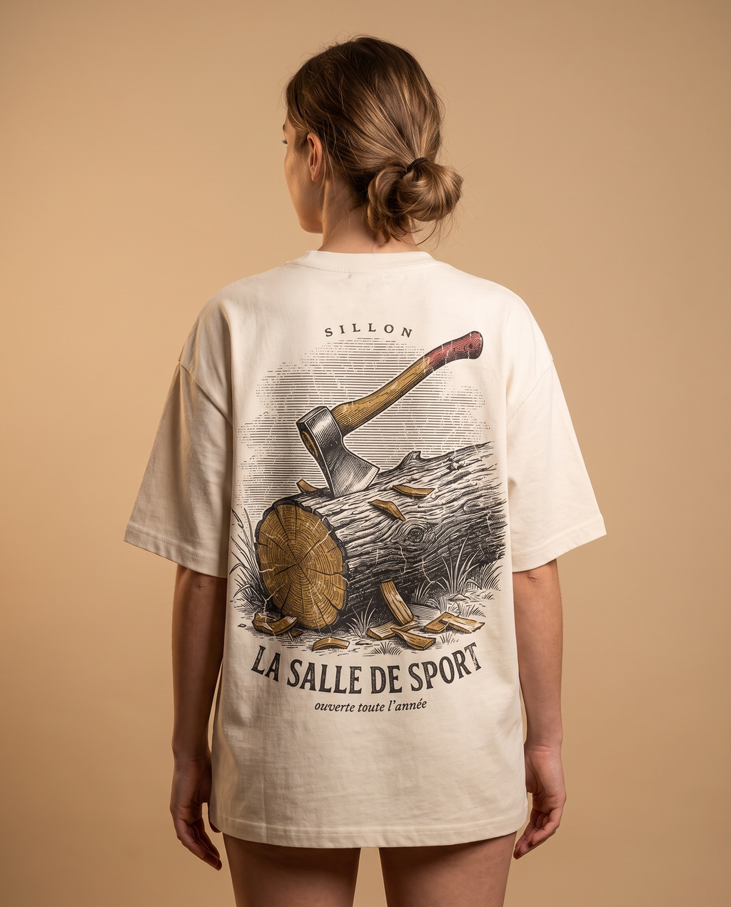 Tee lourd « La Salle de Sport » — écru — porté femme de dos