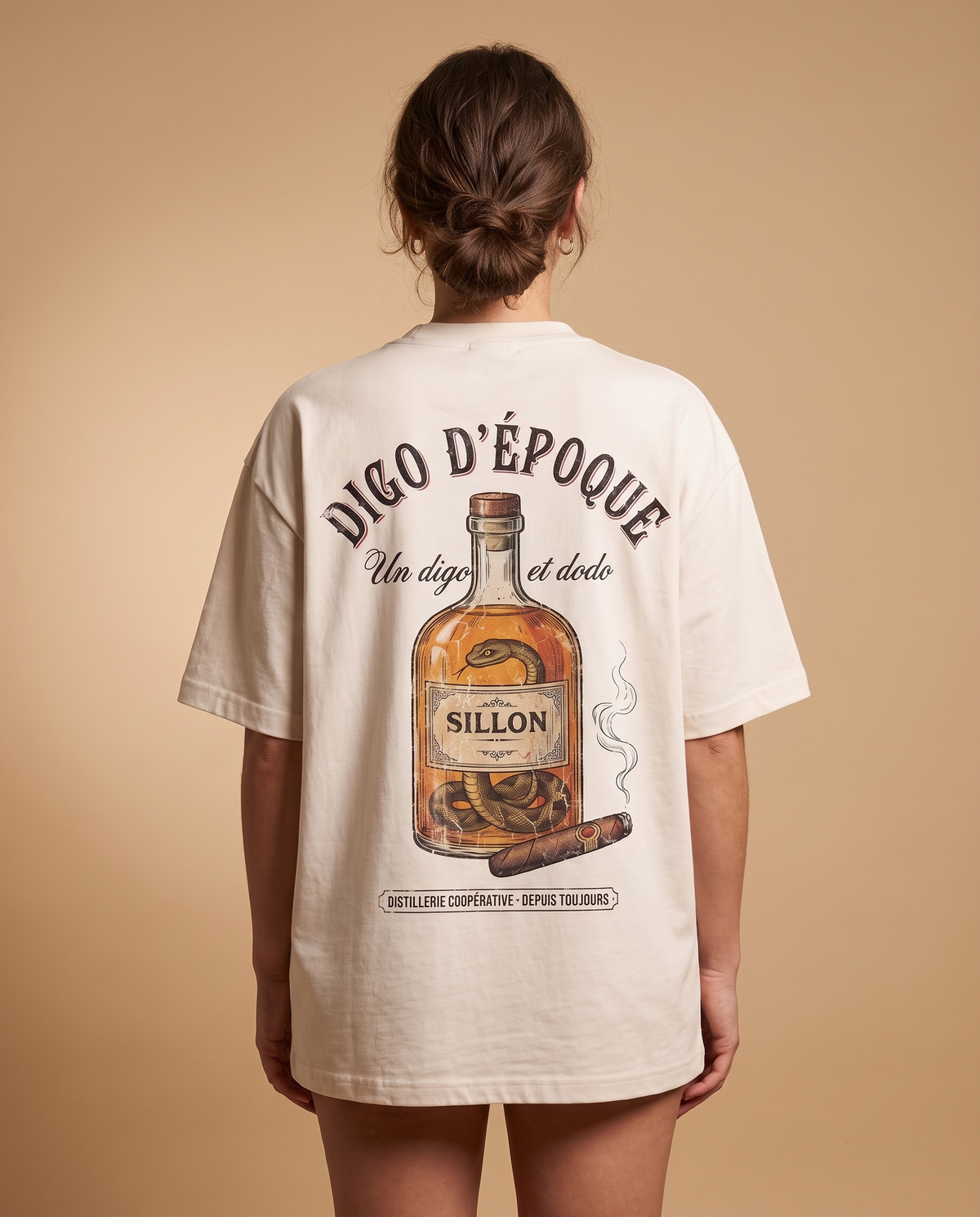 Tee lourd « Digo d'époque » — écru — porté femme de dos