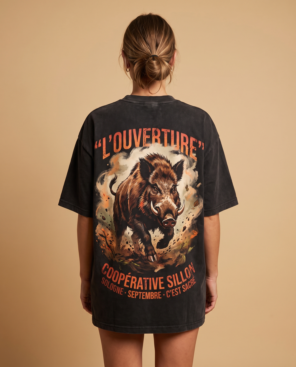 Tee lourd « L'Ouverture » — noir délavé — porté femme de dos