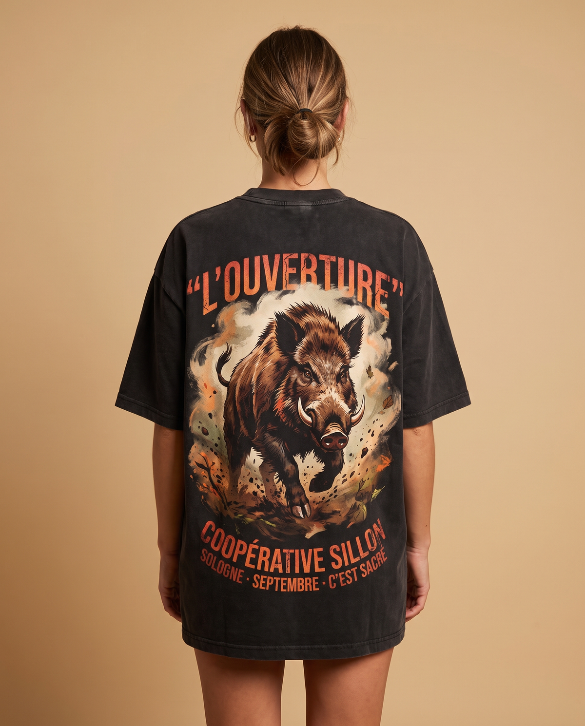 Tee lourd « L'Ouverture » — noir délavé — porté femme de dos