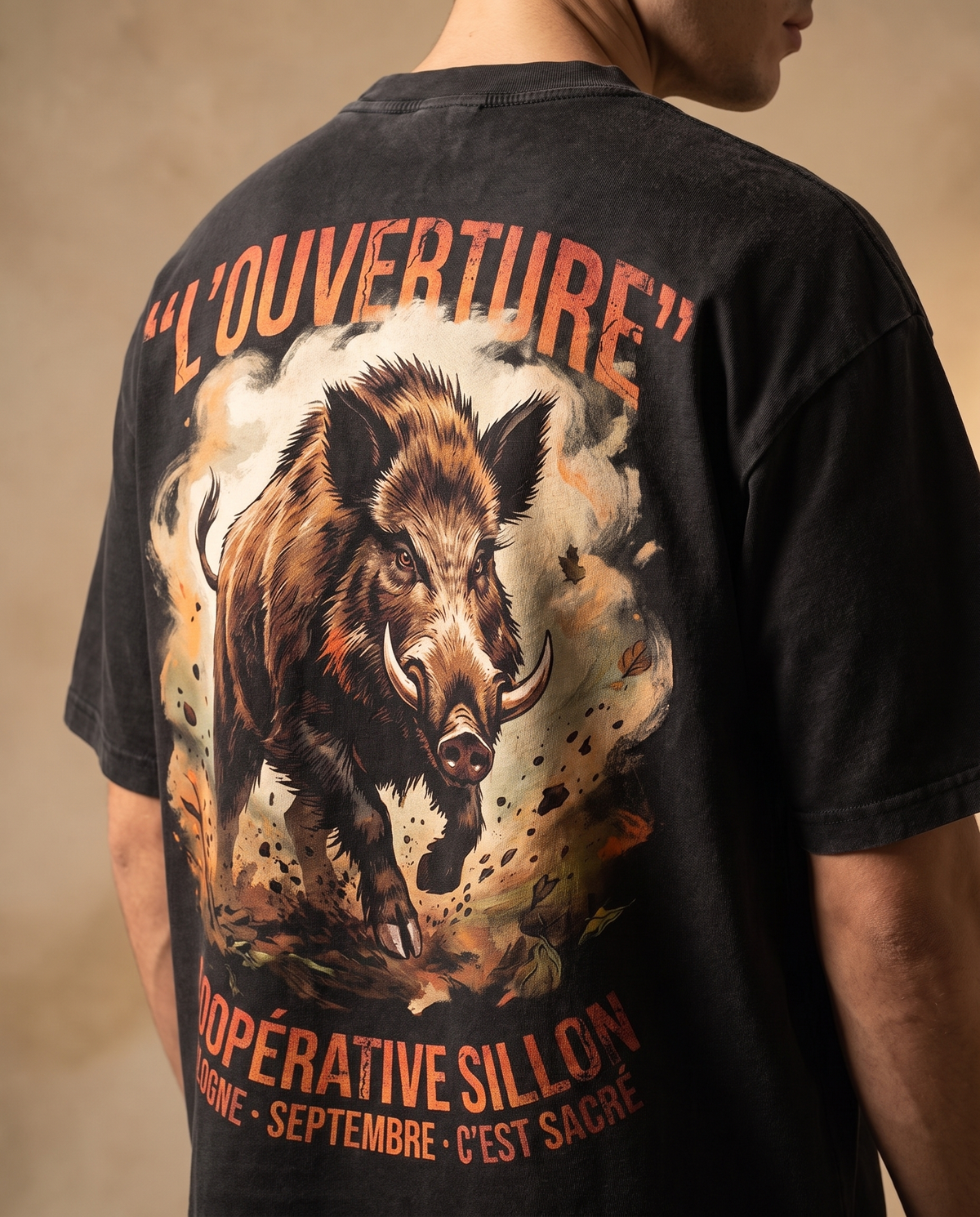 Tee lourd « L'Ouverture » — noir délavé — zoom impression dos