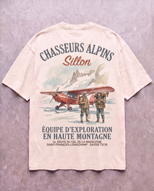 Tee lourd « Chasseurs Alpins » — écru — flatlay dos béton ciré