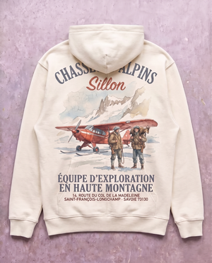 Hoodie lourd « Chasseurs Alpins » — écru — flatlay dos béton ciré