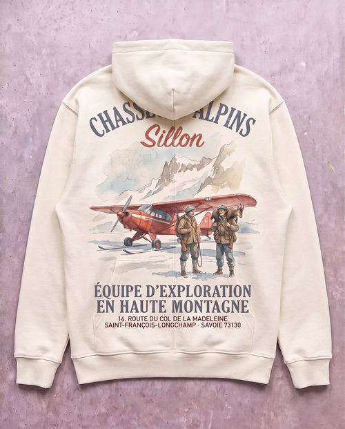 Hoodie lourd « Chasseurs Alpins » — écru — flatlay dos béton ciré