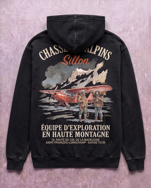 Hoodie lourd Chasseurs alpins noir delave - flatlay dos beton cire
