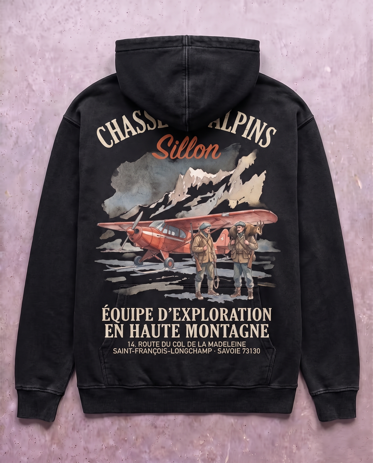 Hoodie lourd Chasseurs alpins noir delave - flatlay dos beton cire