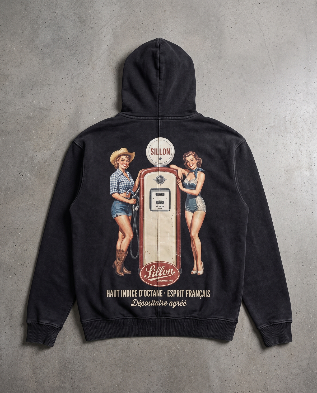 Hoodie lourd « Station Sillon » — noir délavé — flatlay dos béton ciré