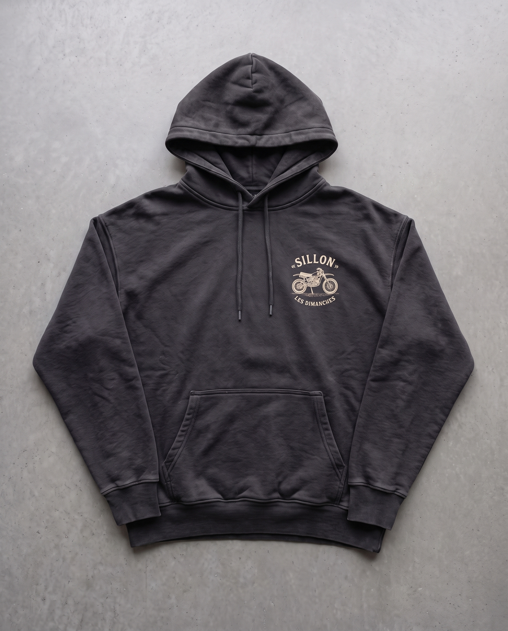 Hoodie lourd « Les Dimanches au sommet » — noir délavé